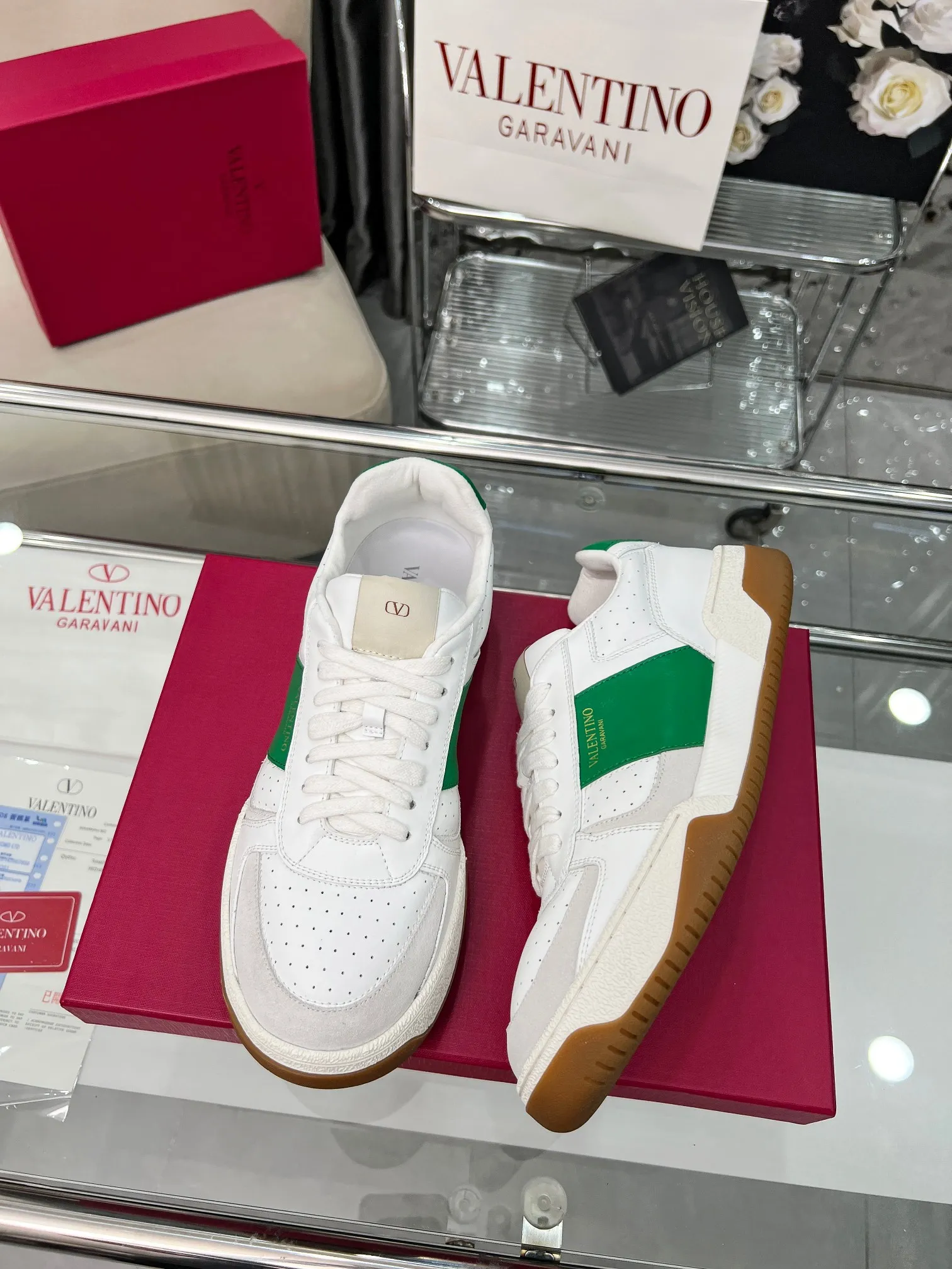 【Valentino】P: 660💰 Couple style, size: women 35-40▪️men 39-44 (customized at 45.46) Valentino 𝑶𝒏𝒆𝑺𝒕𝒖𝒅 Couple sports shoes series Valentino 2025 new couple sports shoes are on sale. The original ZP purchase and disassembly. Repeated pattern making and modification. 1:1 restoration! Top luxury masterpiece, lace-up design, soft and comfortable imported calfskin brings excellent elegant texture and excellent on-foot comfort. Top purchasing version upper: imported calfskin surface/original oil edge craftsmanship. Lining: water-dyed sheepskin lining. Outsole: original development 𝐓𝐏𝐔 two-color combination outsole. Packaging: full package with original configuration.